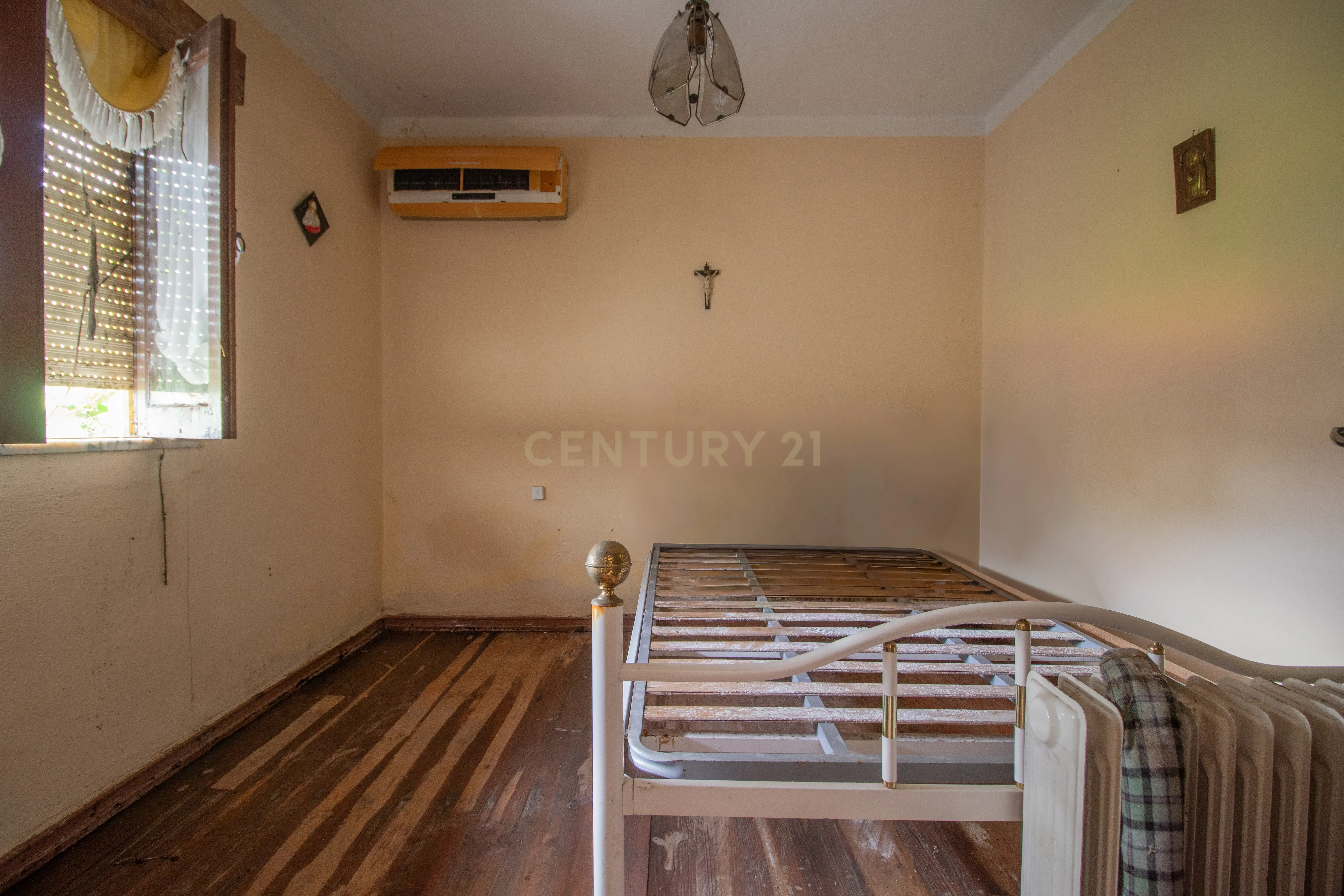 Fotografia 10 de Moradia T4 com Garagem e Quintal em Chão de Couce – Oportunidade com Potencial em Ansião