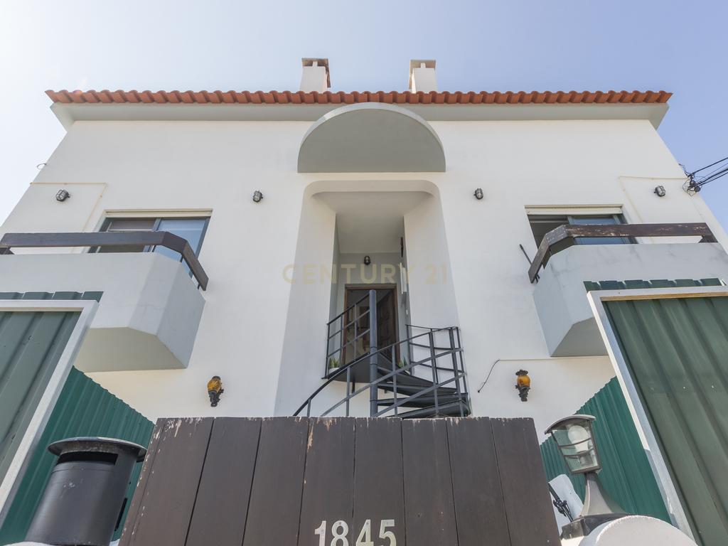 Quinta do Conde - Andar de moradia, 1º andar , com varandas e quatro quartos - Image 6