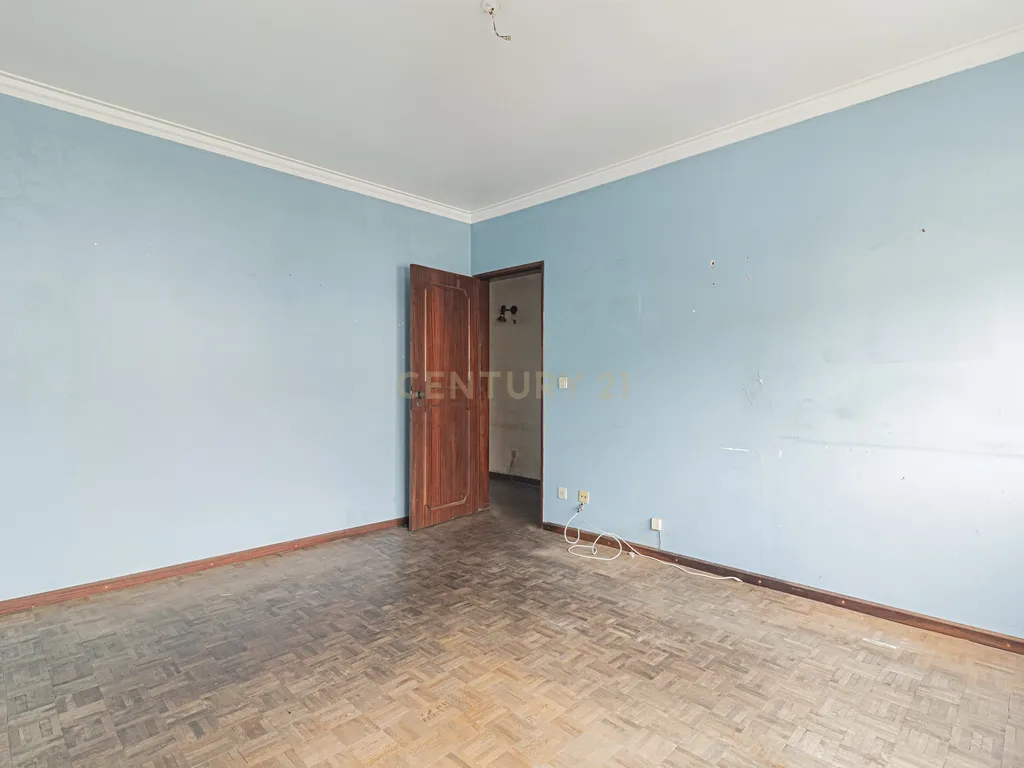 Moradia T5 com 220m2 no centro de Linda-a-Velha - Image 21