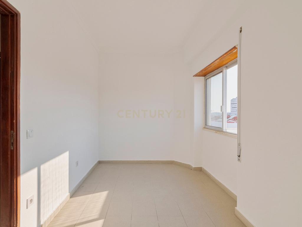 T1 Remodelado com Terraço e Vista Fantástica – Rua Dom Sancho I, Almada - Image 10