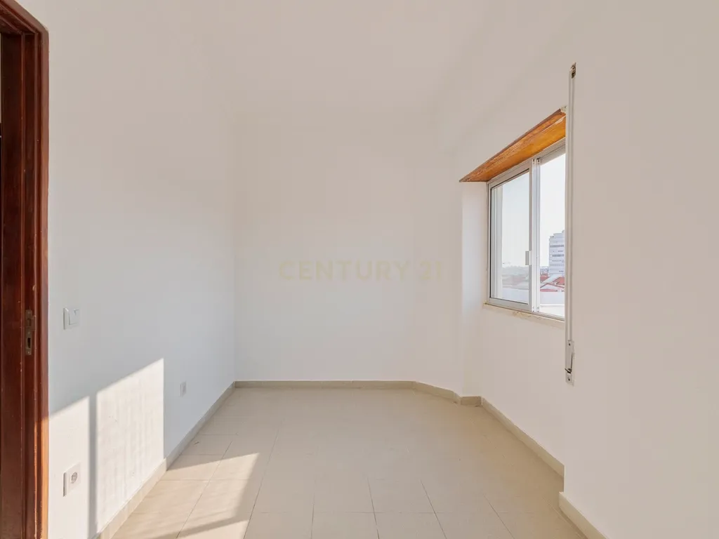 T1 Remodelado com Terraço e Vista Fantástica – Rua Dom Sancho I, Almada - Image 10