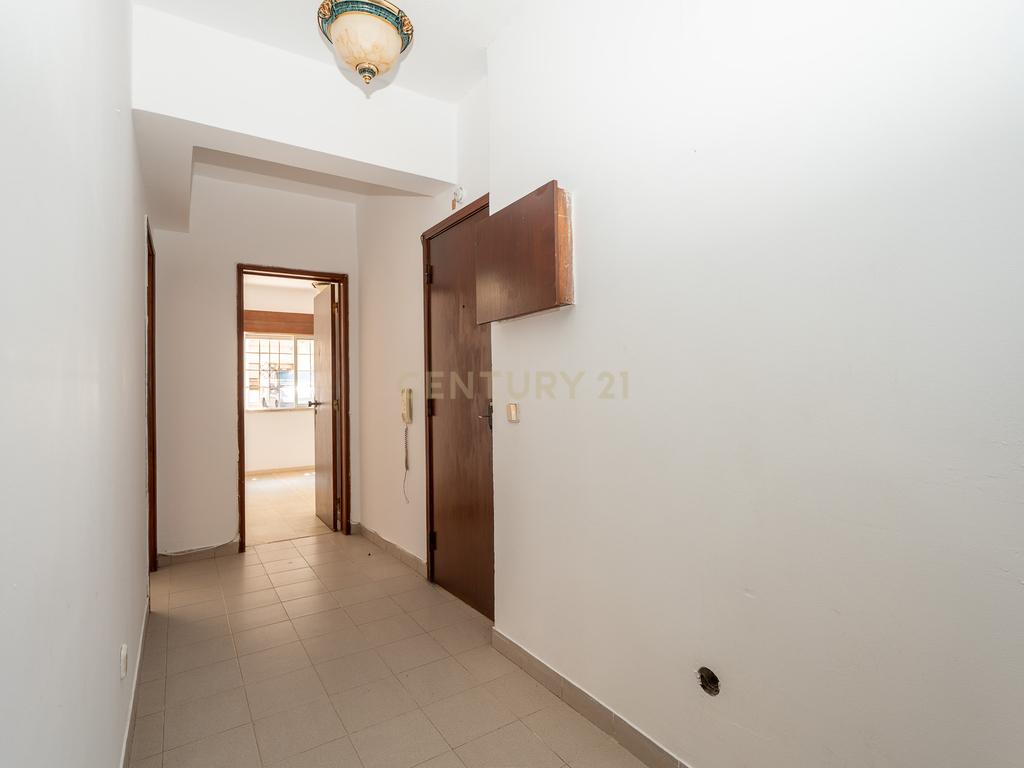 Apartamento T1 com potencial para T2 na Rinchoa – Conforto e Tranquilidade! - Image 9
