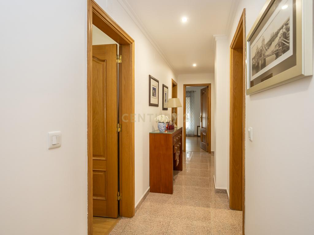 Apartamento T4 c/Arrecadação - Torre da Marinha - Image 18