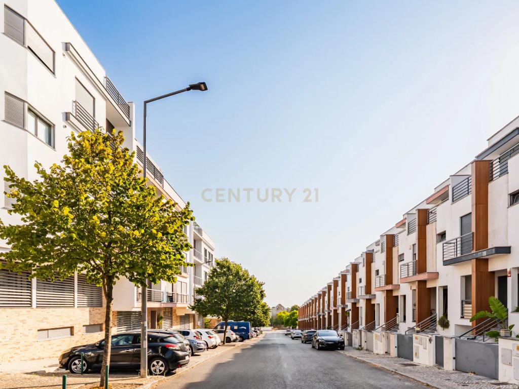 T3 Exclusivo com 161 m², Vista Mar e Potencial para Duplex | Quinta de Santa Teresa - Image 2