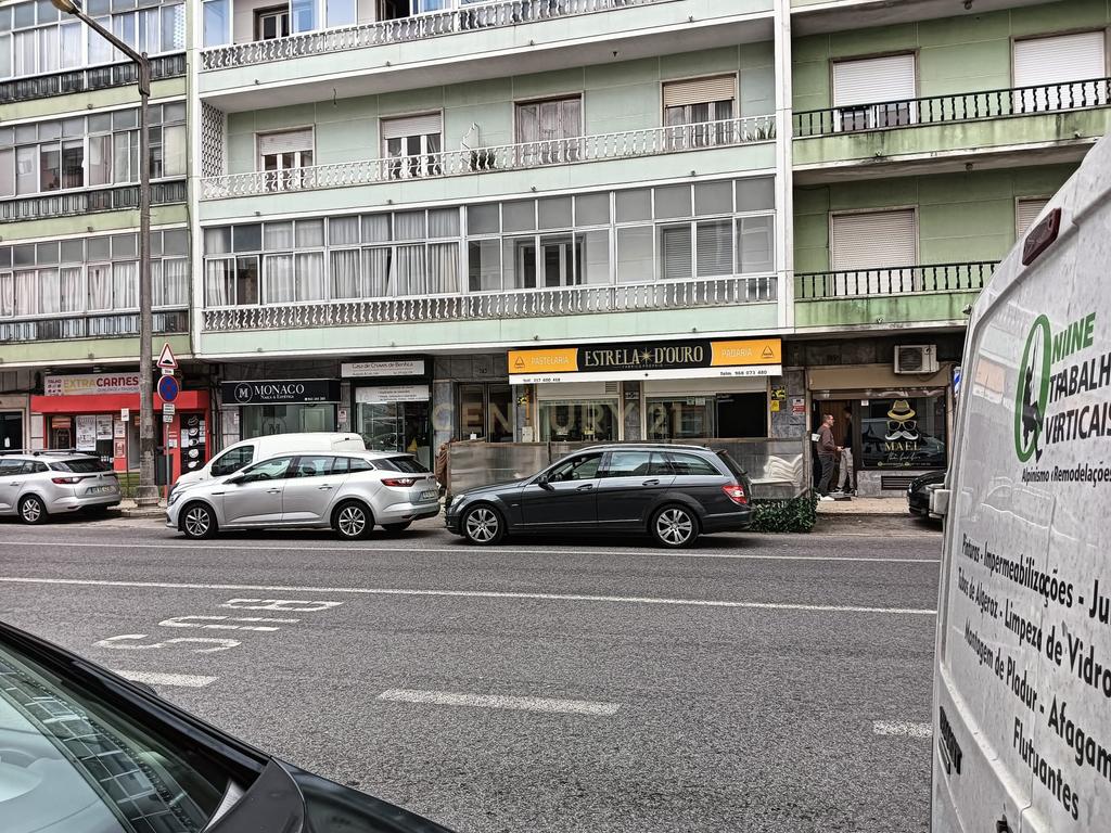 Oportunidade Exclusiva: Pastelaria-Restaurante com Fábrica Própria nas Portas de Benfica - Image 1