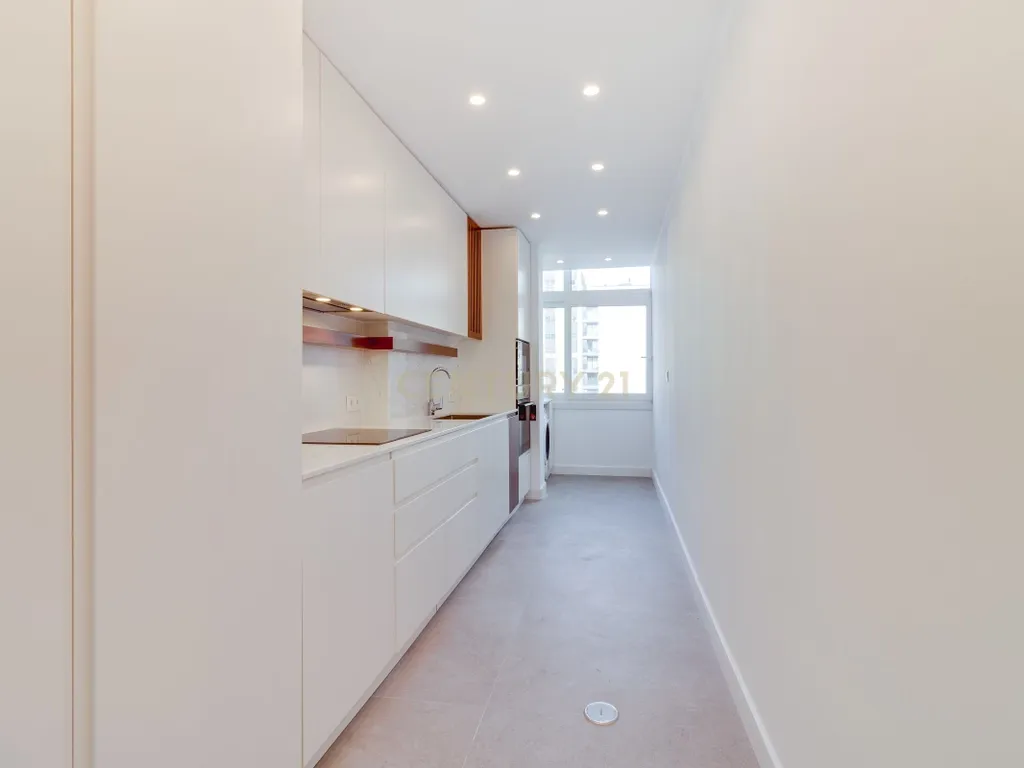 T3 TOTALMENTE RENOVADO COM VARANDA DE 21 m² NO CAMPO PEQUENO – LISBOA - Image 8