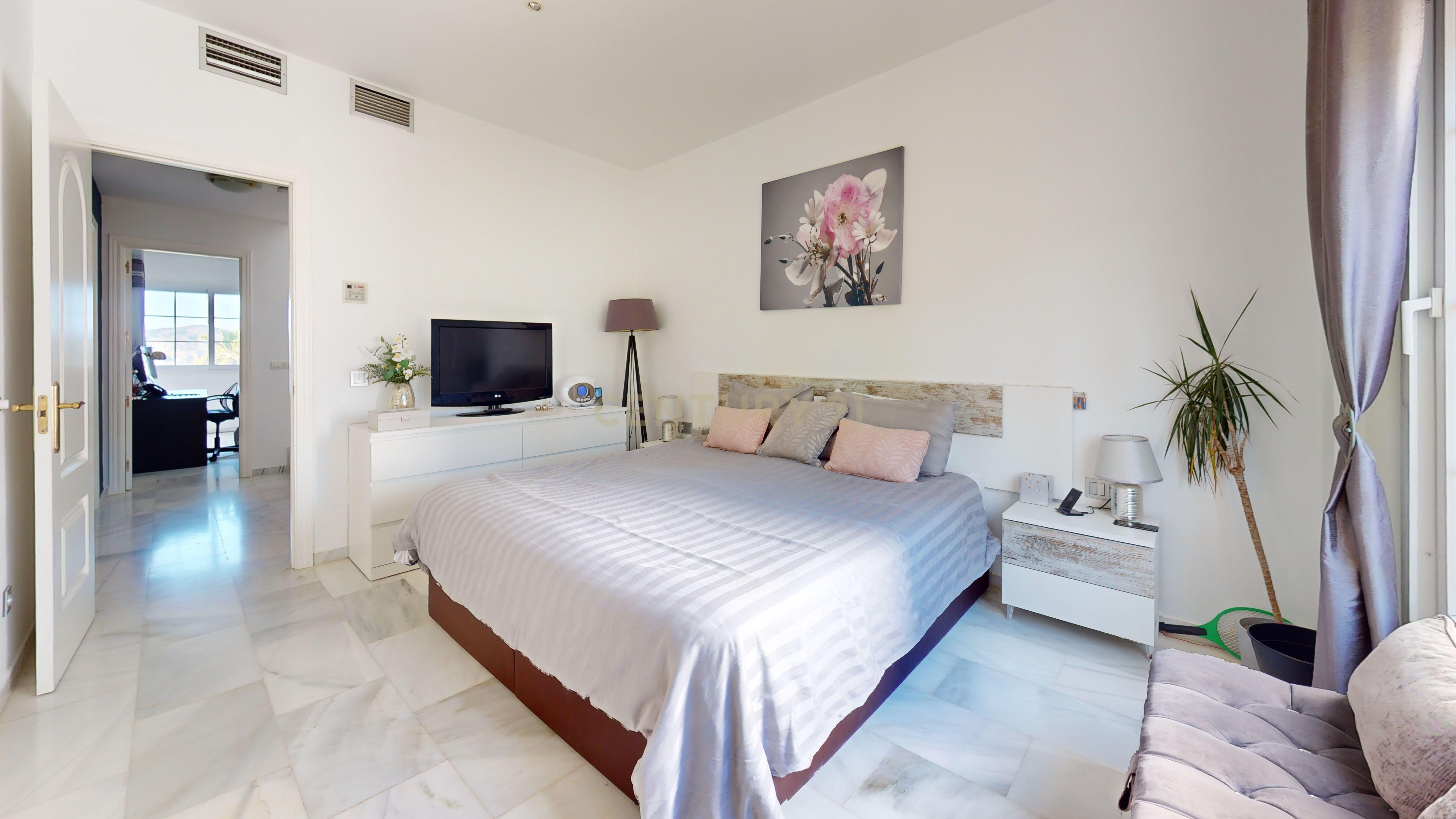 Casa Térrea em Málaga com Jardim e Piscina em Comunidade Fechada - Image 11
