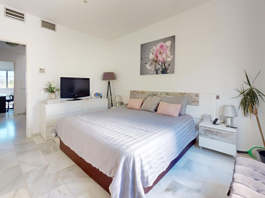 Casa Térrea em Málaga com Jardim e Piscina em Comunidade Fechada - Image 14