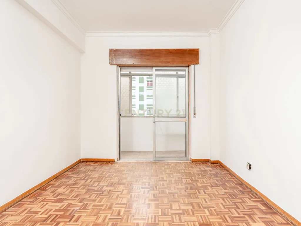 Apartamento T2 em Corroios, Seixal - Oportunidade Única! - Image 9
