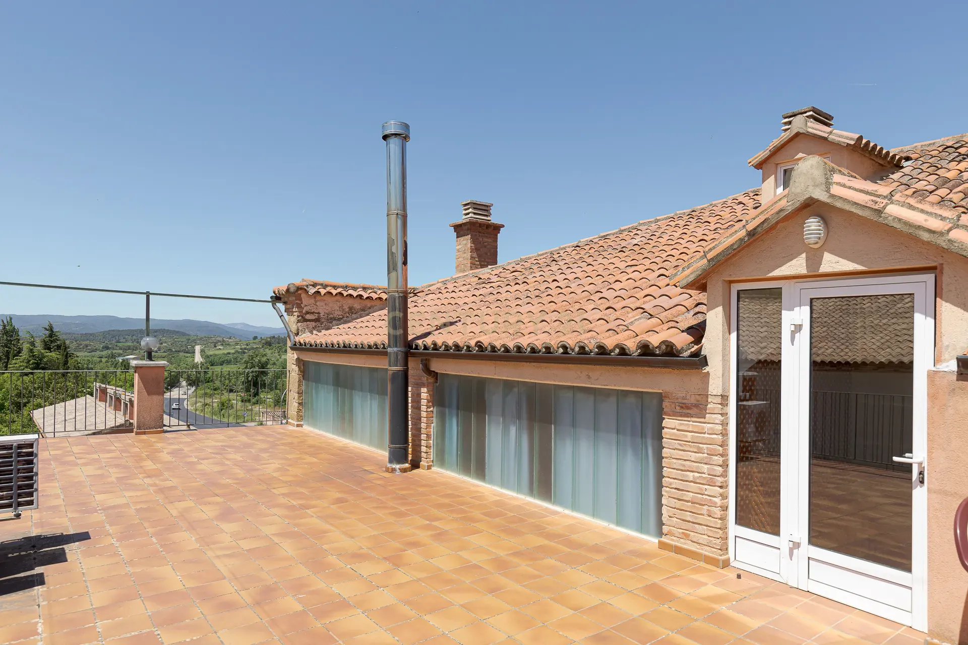 Hotel Moderno em Aragón com 25 Quartos e Vista Panorâmica - Image 18