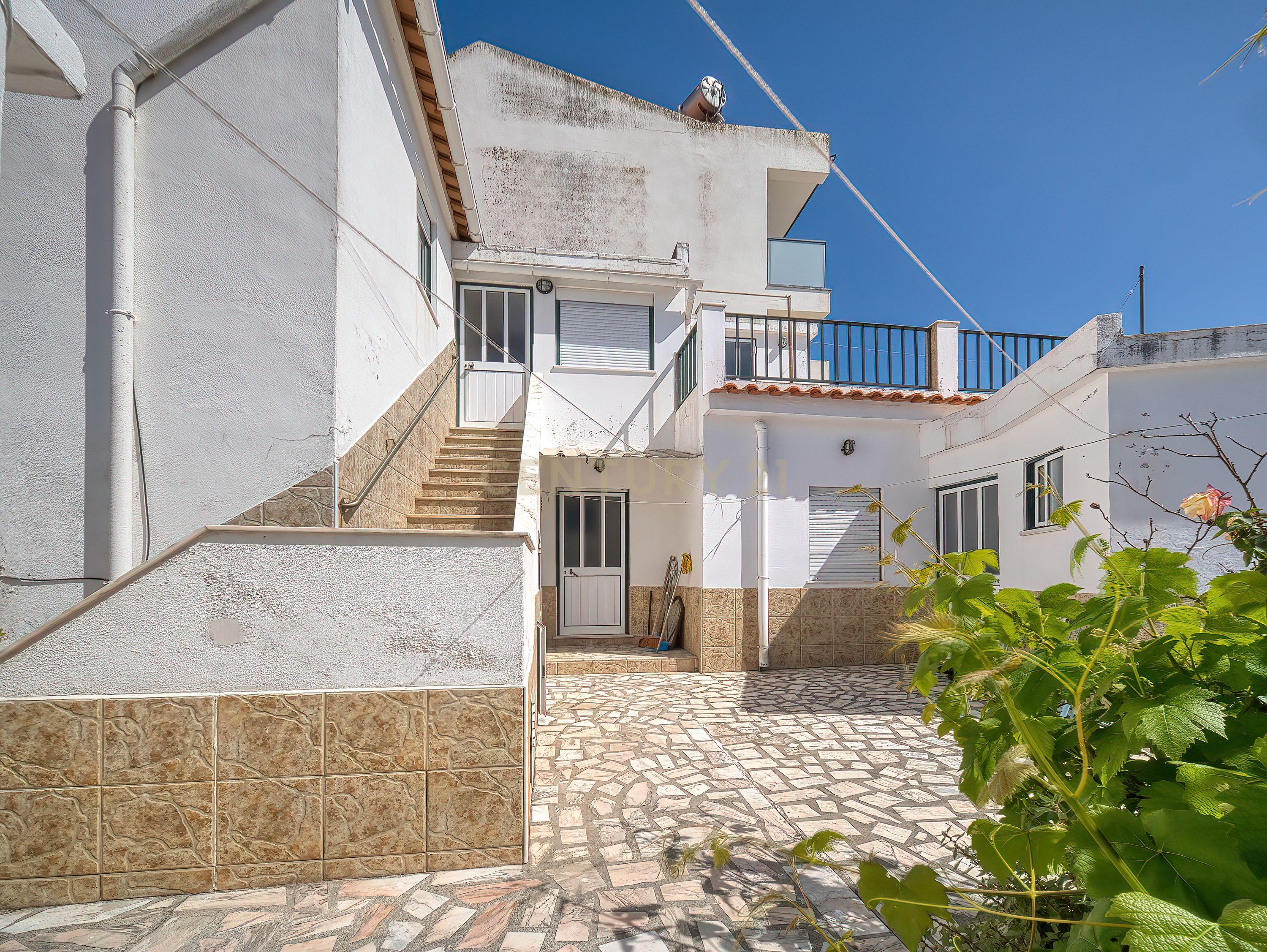Fotografia 5 de Excelente investimento Moradia T5+1 - 2 Apartamentos T2 e um Apartamento T1