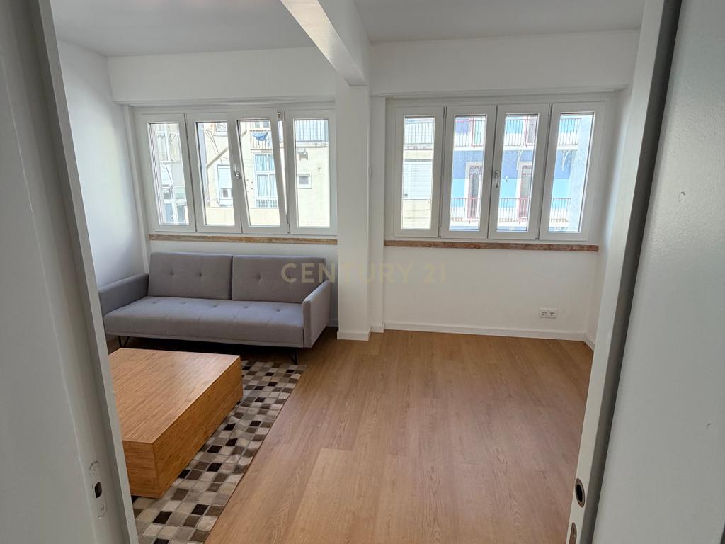 Apartamento T2 renovado em Lisboa com varanda - Image 3