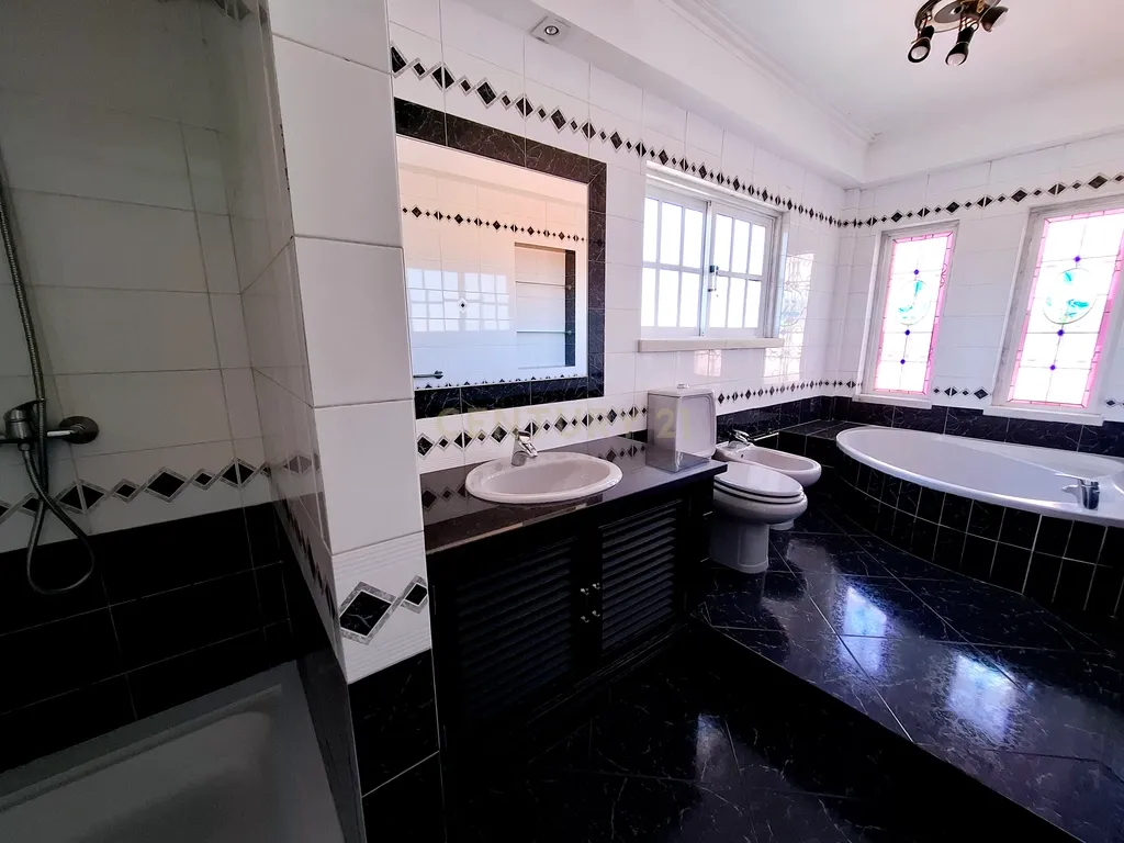Excelente moradia T3 em Bicesse - Image 18