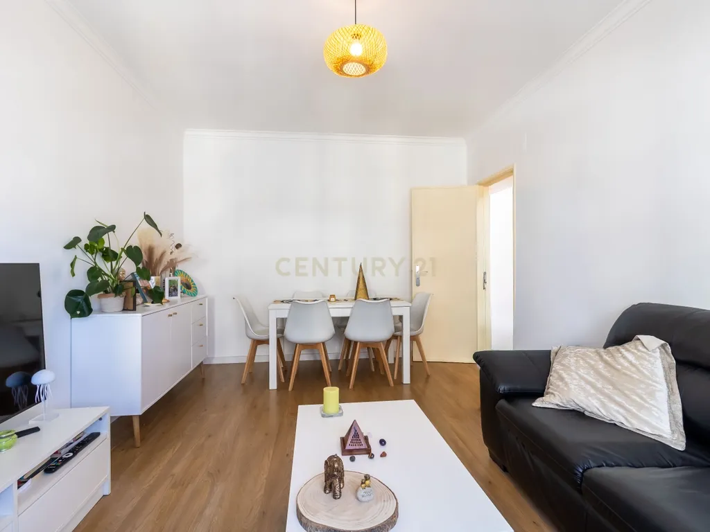 T2 com Excelente Localização em Agualva-Cacém | Ideal para Habitação Própria ou Investimento - Image 1
