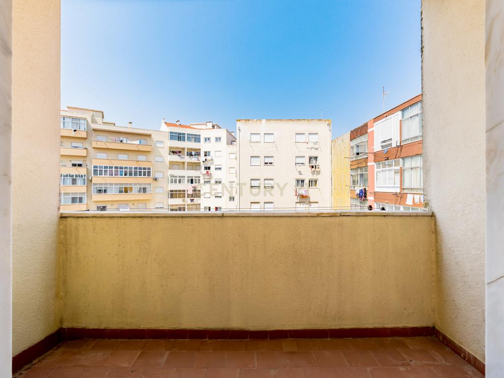 Apartamento T3 com Excelente Localização em Agualva-Cacém - Image 16