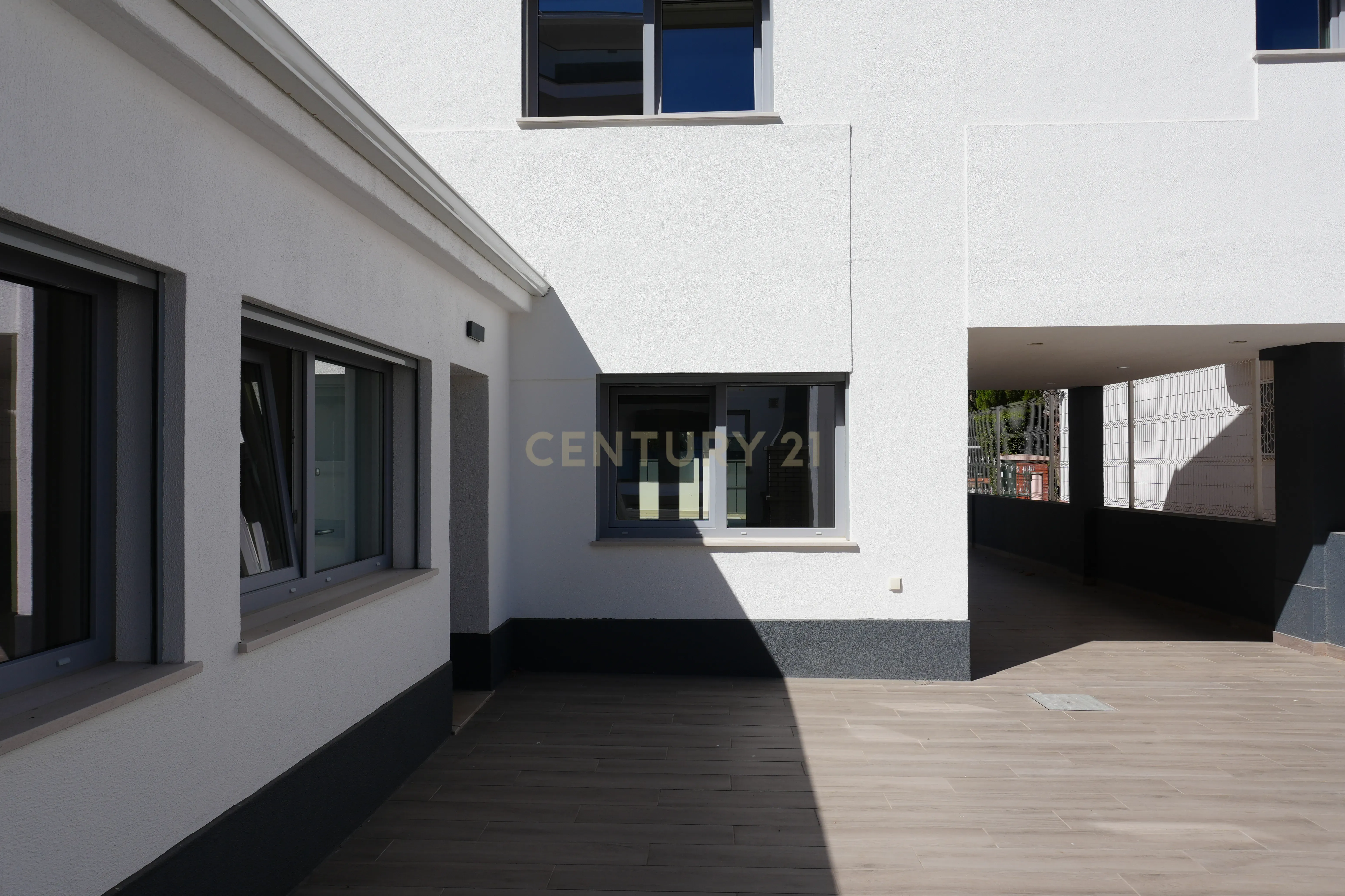 Fotografia 9 de Luxuosa Moradia Nova na Costa da Caparica, Almada