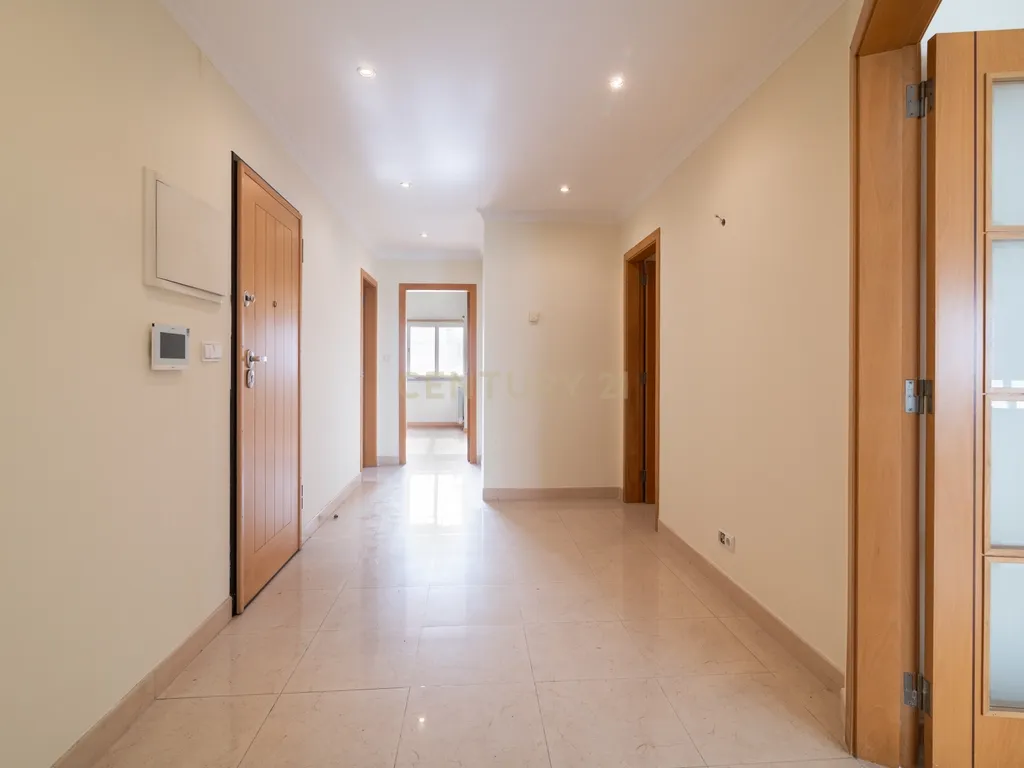 Apartamento T4 no Centro de Odivelas com Parqueamento para 3 Viaturas - Image 24