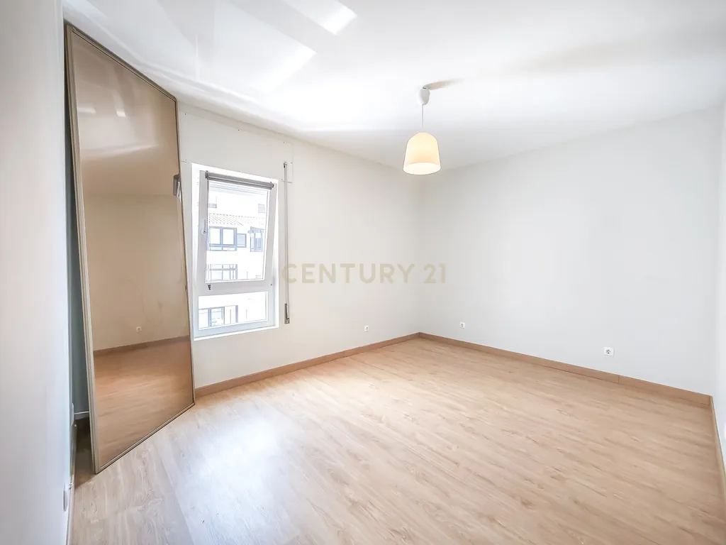 Apartamento Renovado em Cascais com 3 Quartos e Varanda - Image 26