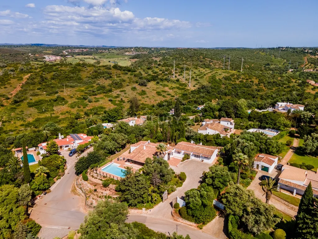 Moradia Exclusiva Térrea com Piscina Aquecida, Jardim e Total Privacidade na Urbanização Serra e Mar - Image 46