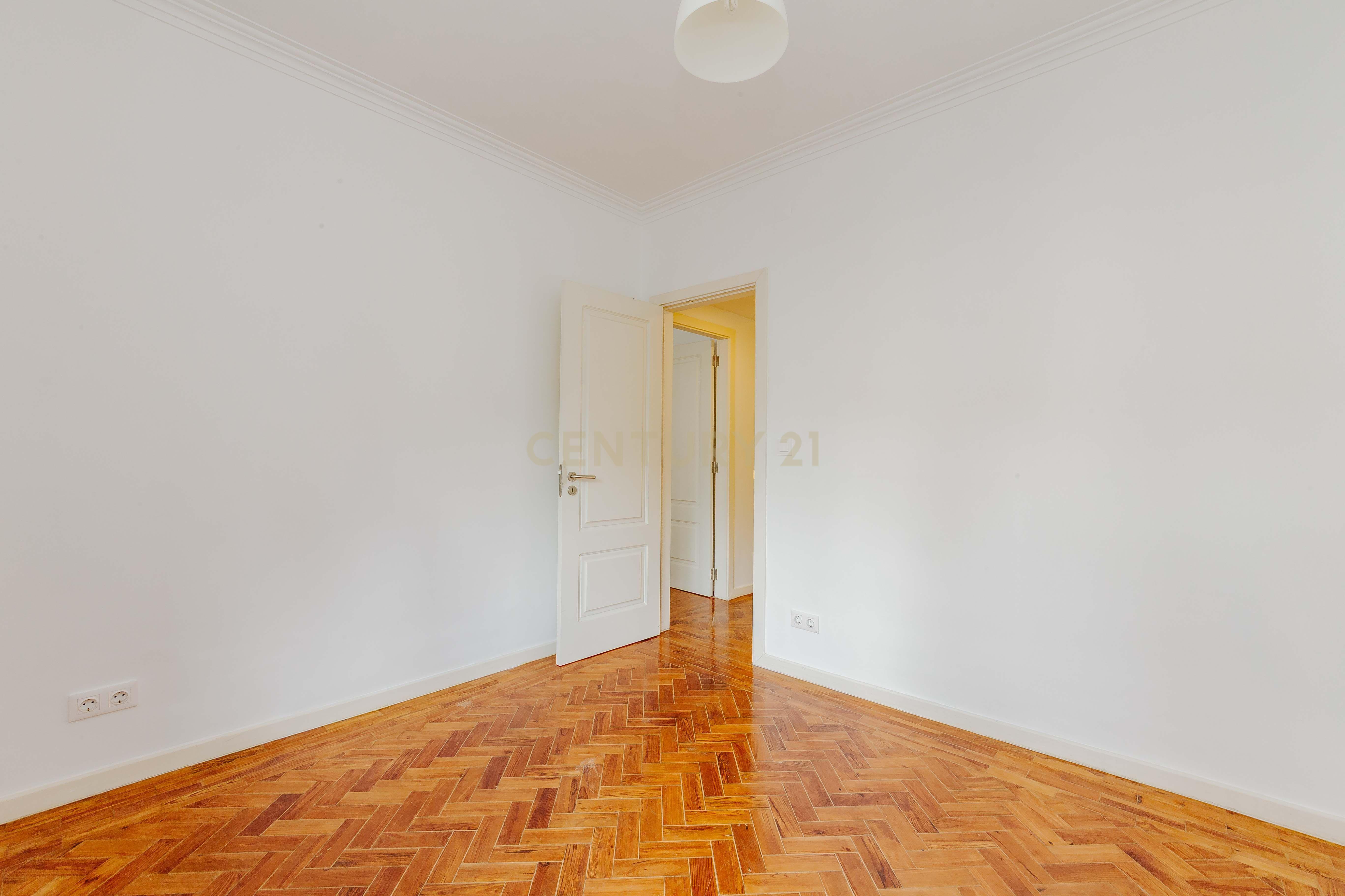APARTAMENTO T5 REMODELADO SALDANHA LISBOA - Image 38