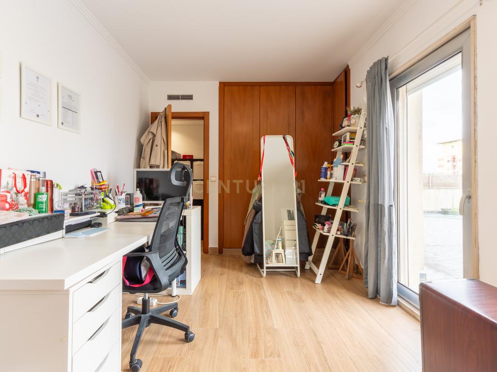 Apartamento T3 com 2 Terraços Gigantes e Vista Rio – A 10 min de Lisboa - Image 13