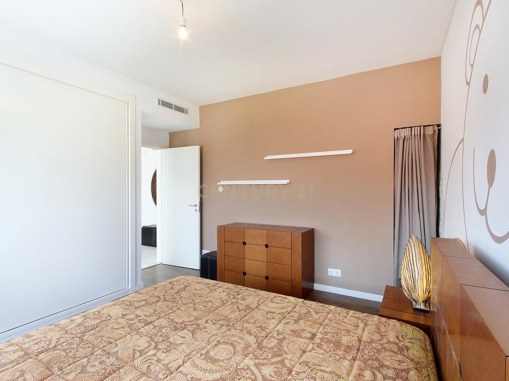 Moradia Isolada T4 Moderna com Piscina Privada, Jardim e Garagem Ampla na Pontinha - Image 26