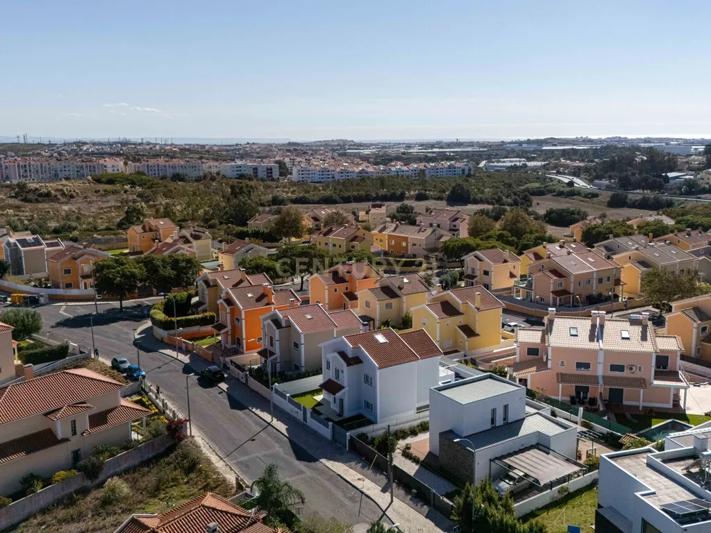 Moradia Independente T4+1 com Piscina, 321 m² de Construção e Garagem para 5 Viaturas | Albarraque, Rio de Mouro - Image 47
