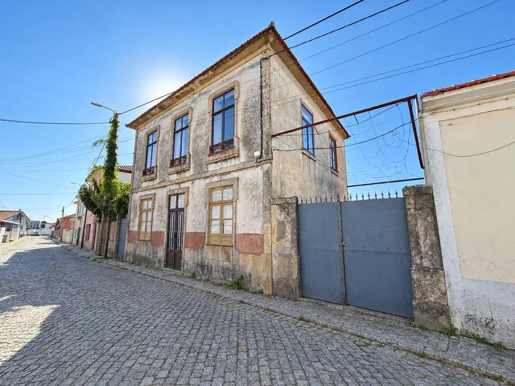 Moradia para Reabilitação Total com Projeto de Arquitetura | Vila Nova da Telha, Maia - Image 3