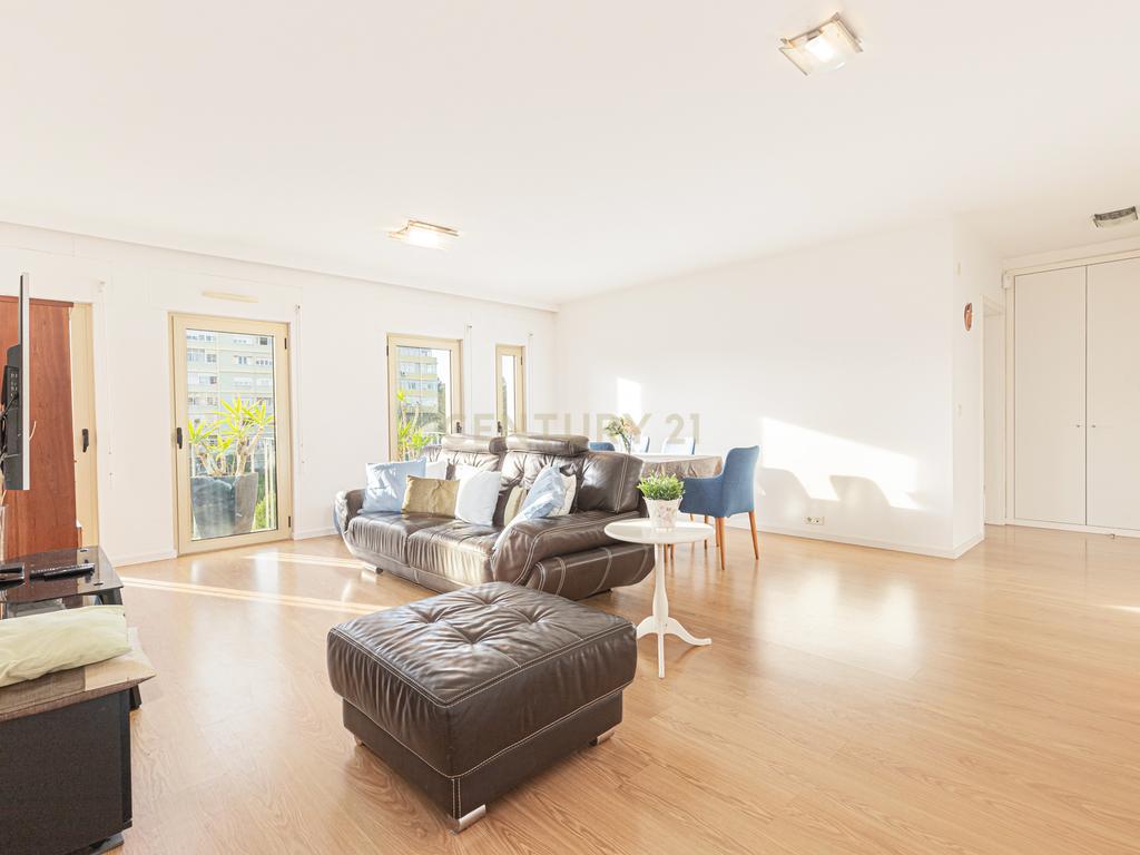 LUMINOSO APARTAMENTO T3 - Condomínio EPUL Entrecampos, com área bruta - Image 18