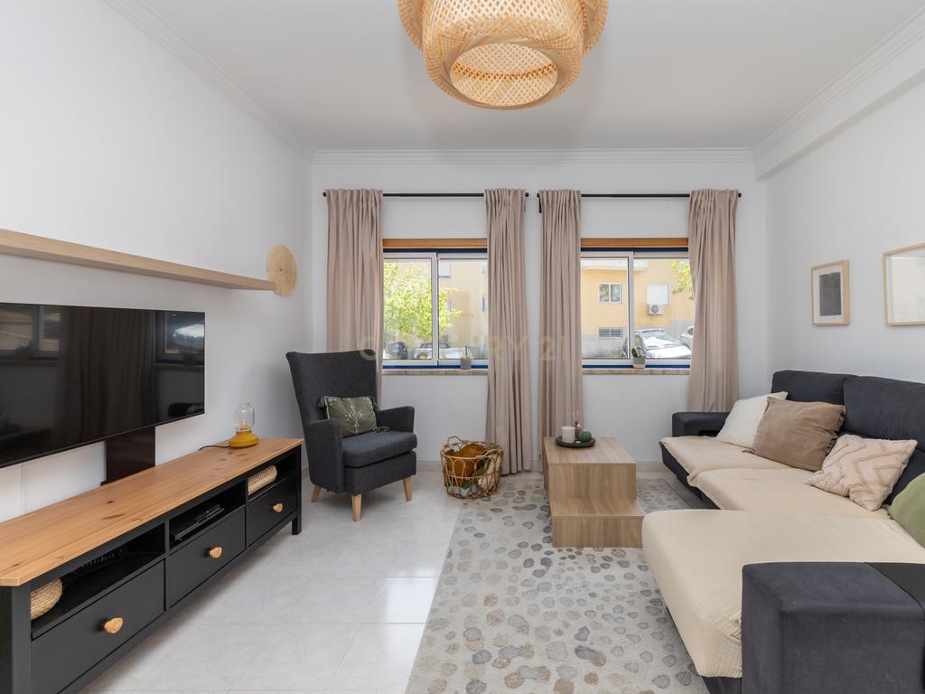 T2 Vila Nova de Caparica (Casalinho da Rosa) com 2 wcs e arrecadação  - Image 2