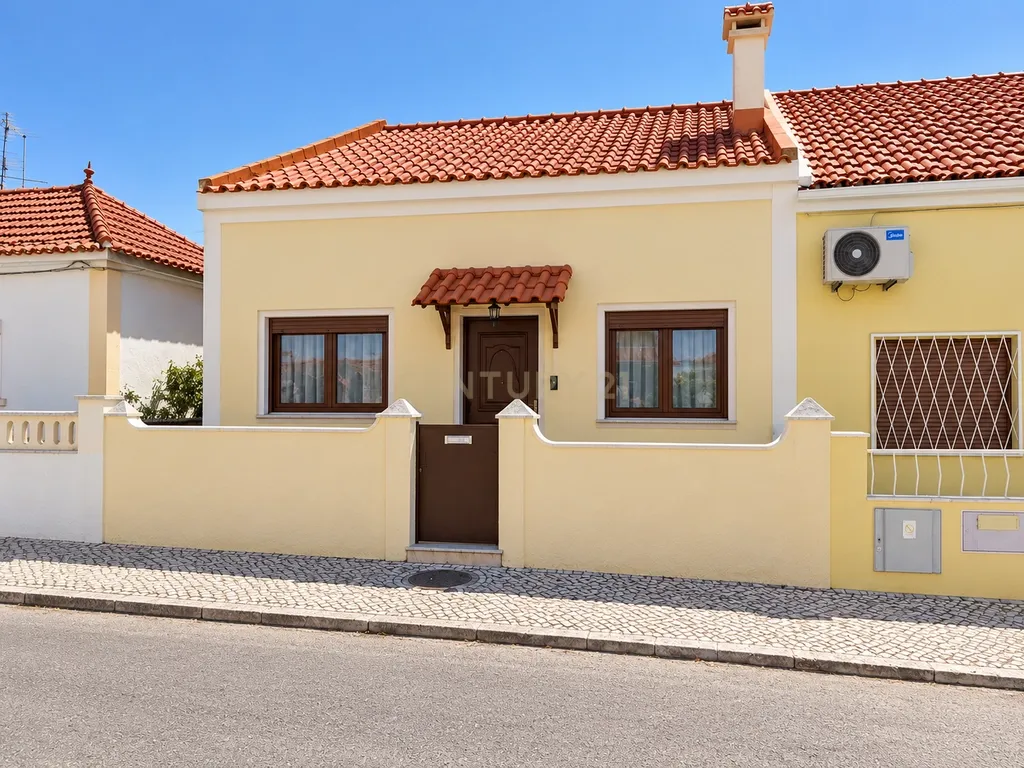 Moradia T2 em banda para venda em Montijo - Image 1