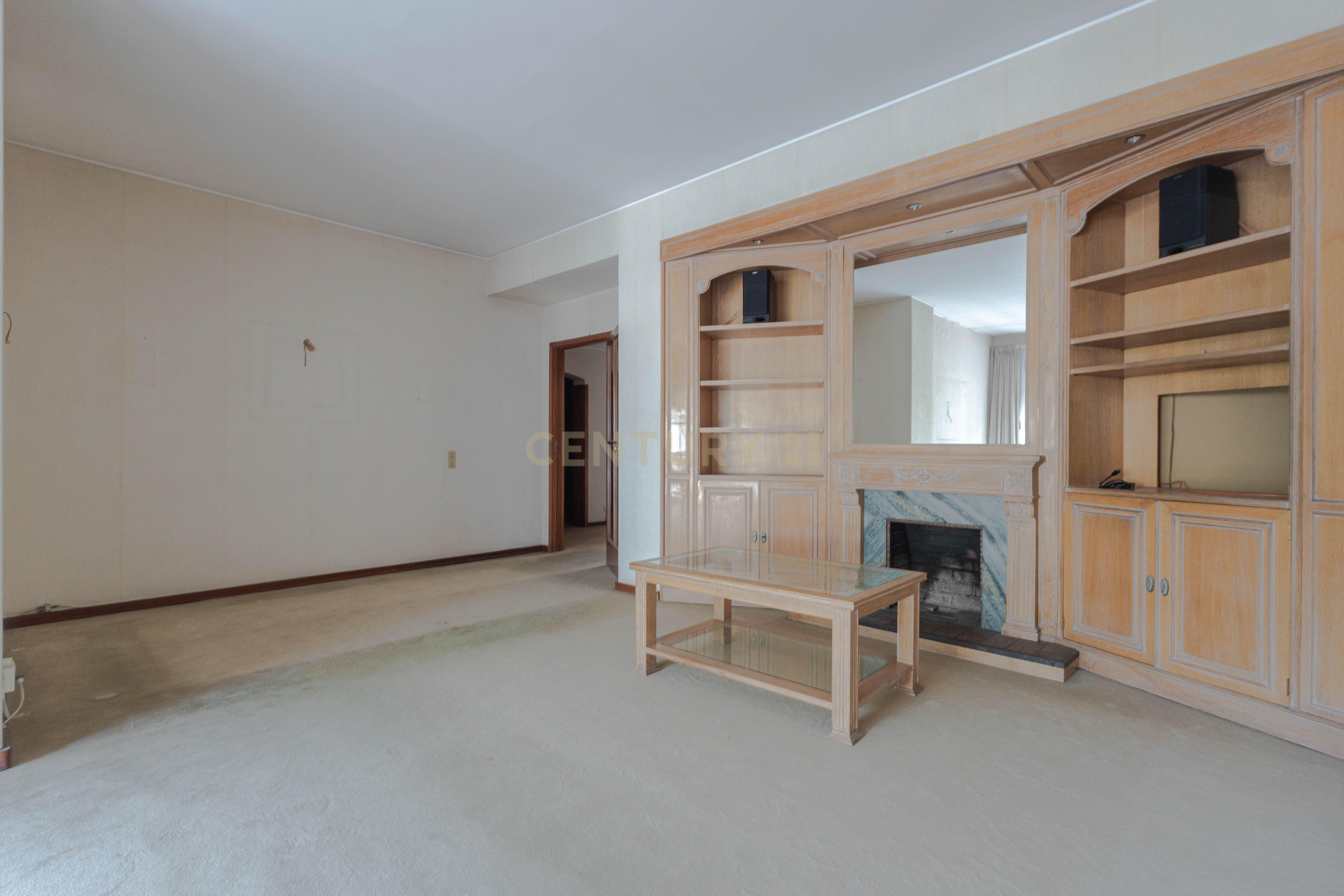 Fotografia 12 de Apartamento T4  Construção Ferreira do Santos 2 lugares de garagem +arrumos  na Avenida Fernão de Magalhães — Espaço, Potencial e Distinção no Coração da Cidade