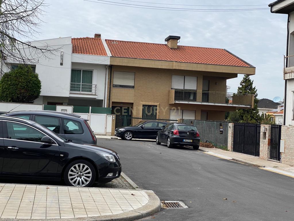 Terreno para construção de moradia de 3 frentes à Liga Portuguesa de futebol. - Image 4