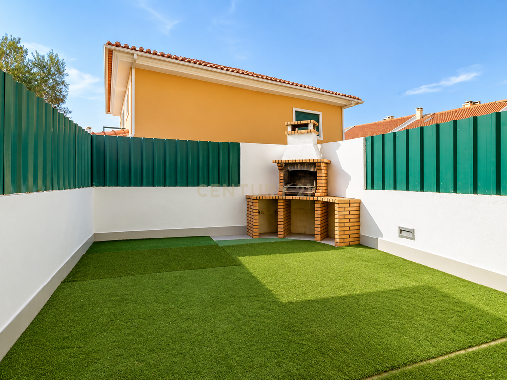 Moradia em Banda T3+1 com quintal e garagem em Zona Tranquila – Bacelos de Gaio, Seixal - Image 8