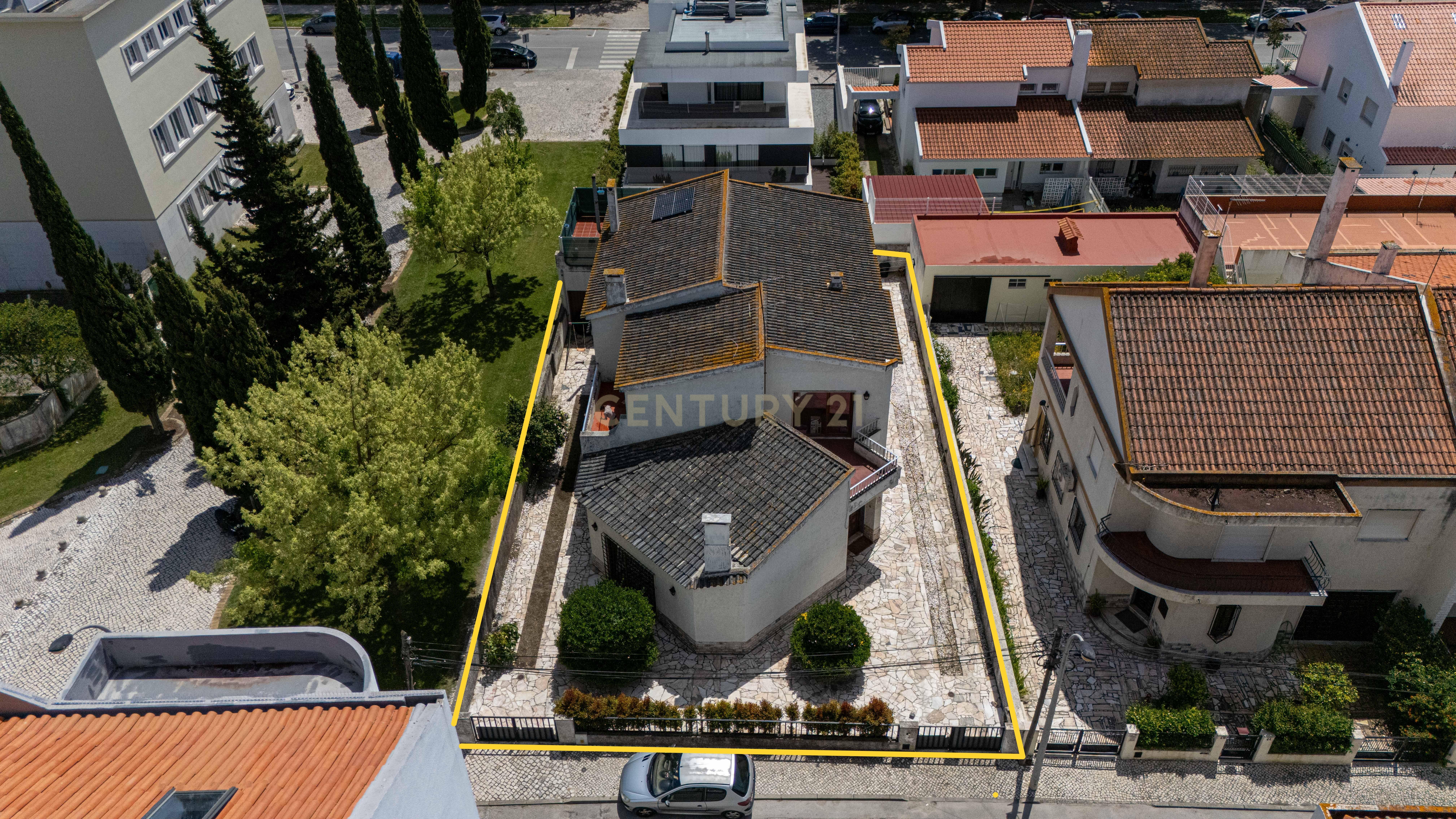 Moradia T6 no centro do Montijo com jardim e garagem - Image 3