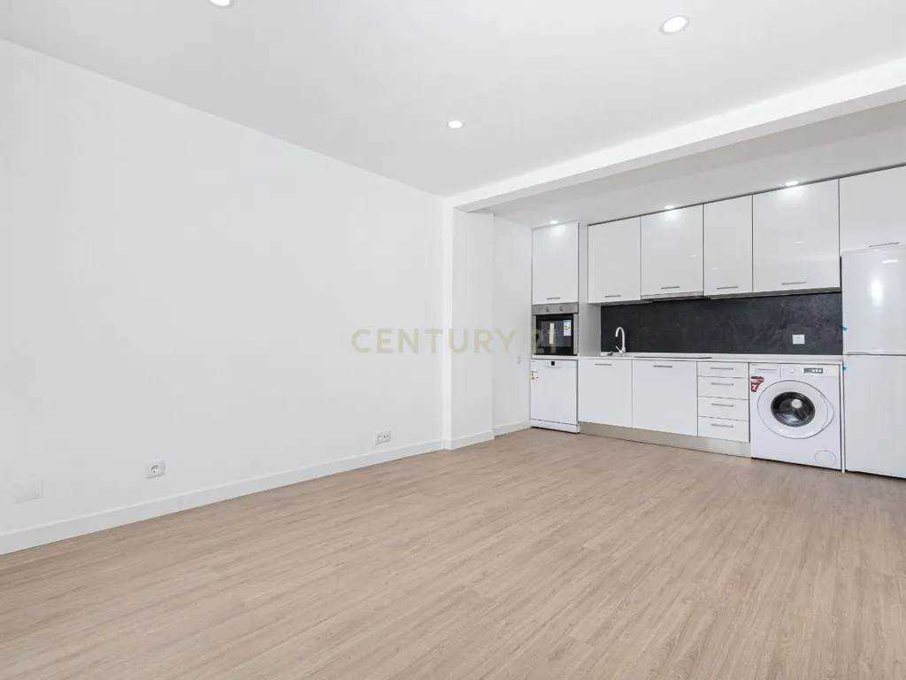 Apartamento T3 com Terraço/ Remodelação Total (Queluz) - Image 11