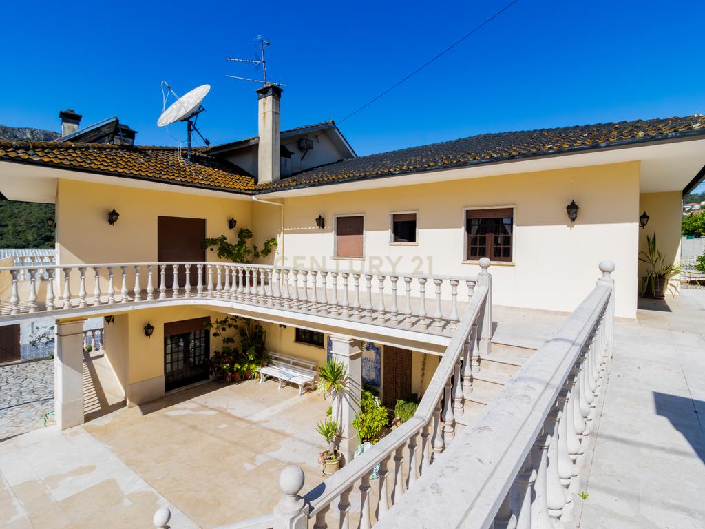 CONJUNTO MORADIA, 4 APARTAMENTOS E PAVILHÃO - Image 1