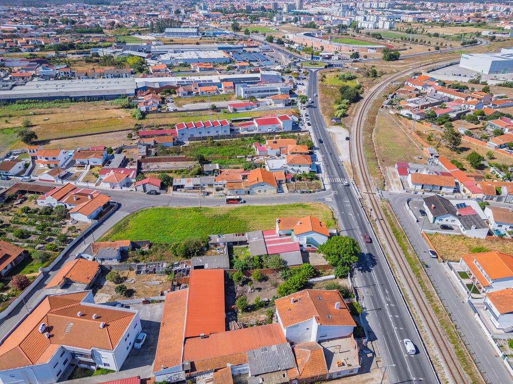 Terreno com 2.117 m² e elevado potencial construtivo. Antigo projeto aprovado para prédio de apartamentos e índice de construção 1. Uma excelente oportunidade para promotores imobiliários. - Image 16