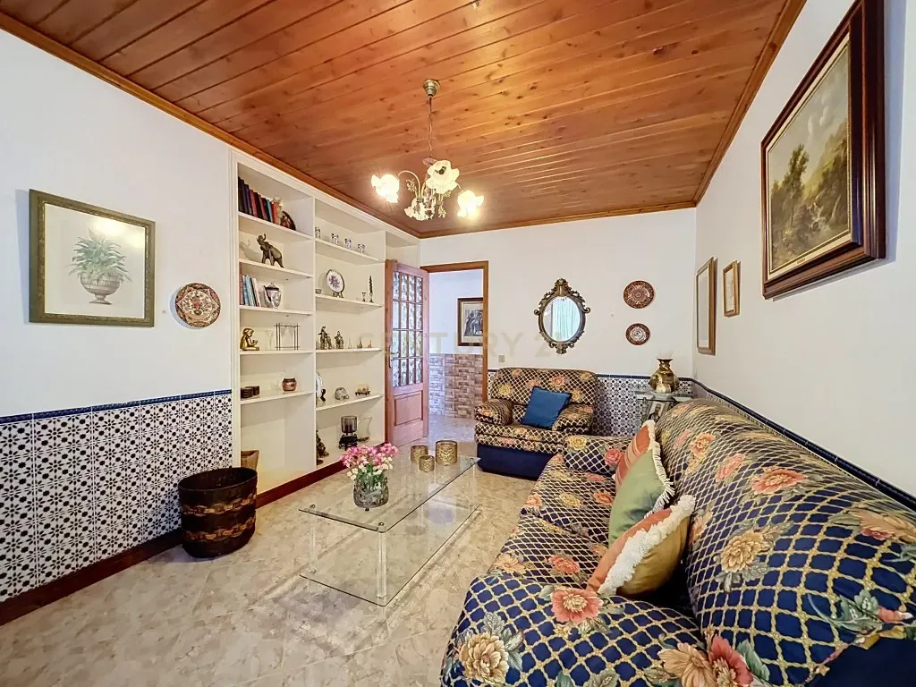 Fotografia 10 de Moradia T3+1 térrea com garagem, jardim e amplo terreno — Aflitos, Fenais da Luz