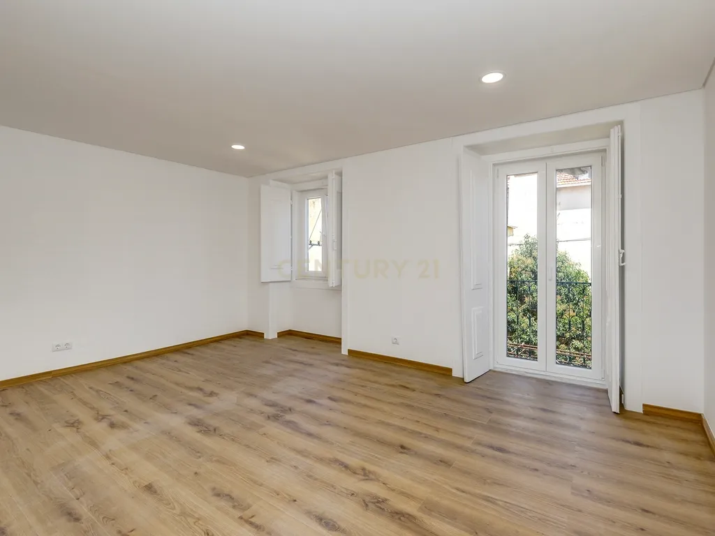 Apartamento T1+1 totalmente remodelado, próximo da Assembleia da República - Image 6