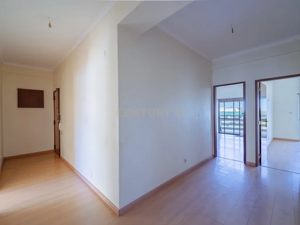 Apartamento T2 em Amora, Seixal - Oportunidade Única! - Image 8