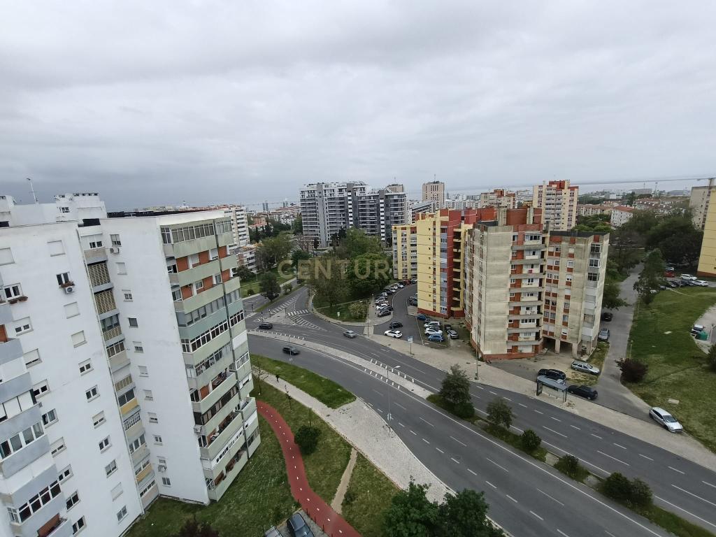 Apartamento 4 assoalhadas (T3) nos Olivais. Conforto e conveniência no coração da cidade - Image 1