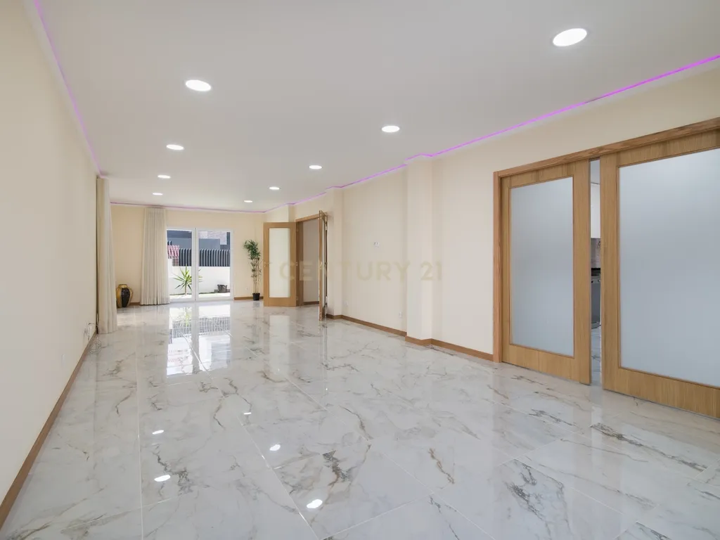 Moradia nova para estrear, de Sonho com Vista Panorâmica Sobre Lisboa no Bairro Casal do Bispo - Image 31