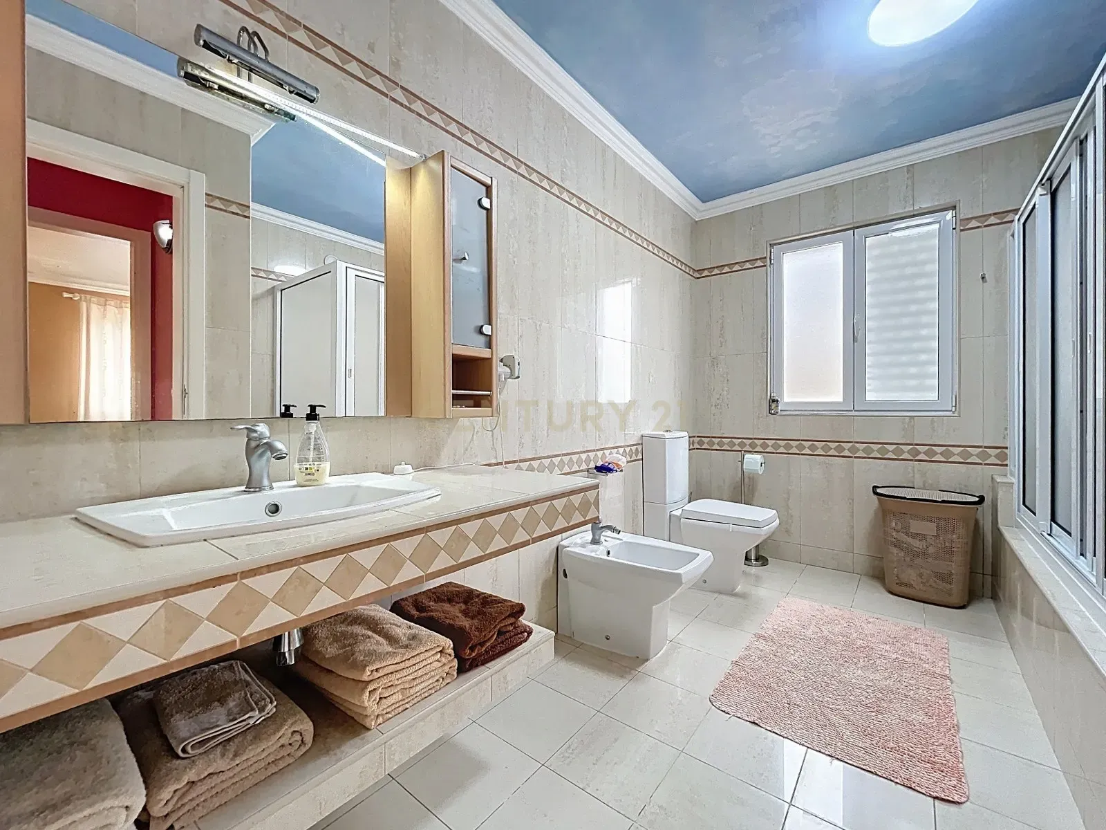 Fotografia 10 de O Refúgio Perfeito para a Sua Família | Moradia T4 com Piscina Coberta e 2.656 m² de Terreno