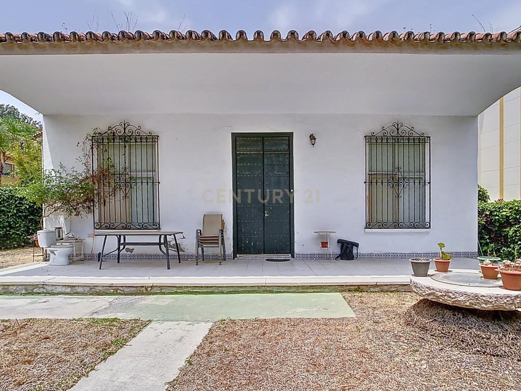 À Venda! Terreno Urbanizável com Edificações em El Limonar, Málaga - Image 1