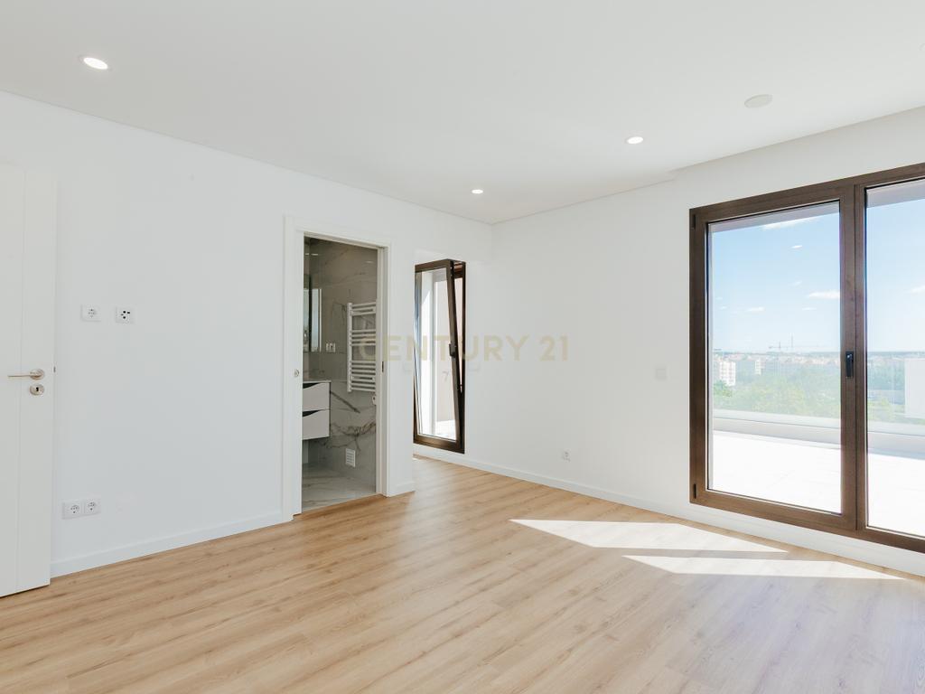 Apartamento T5 Duplex Único com 229 m² — Novo, Sofisticado e com Vista Panorâmica - Image 24