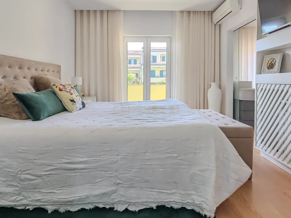 Luxuosa Moradia T3 em Gondomar com Vista Panorâmica e Piscina - Image 20