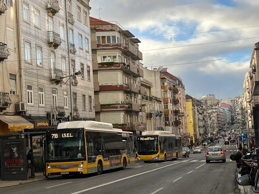 T7 com 200 m² para reabilitação| Elevado potencial de investimento no centro de Lisboa - Image 2