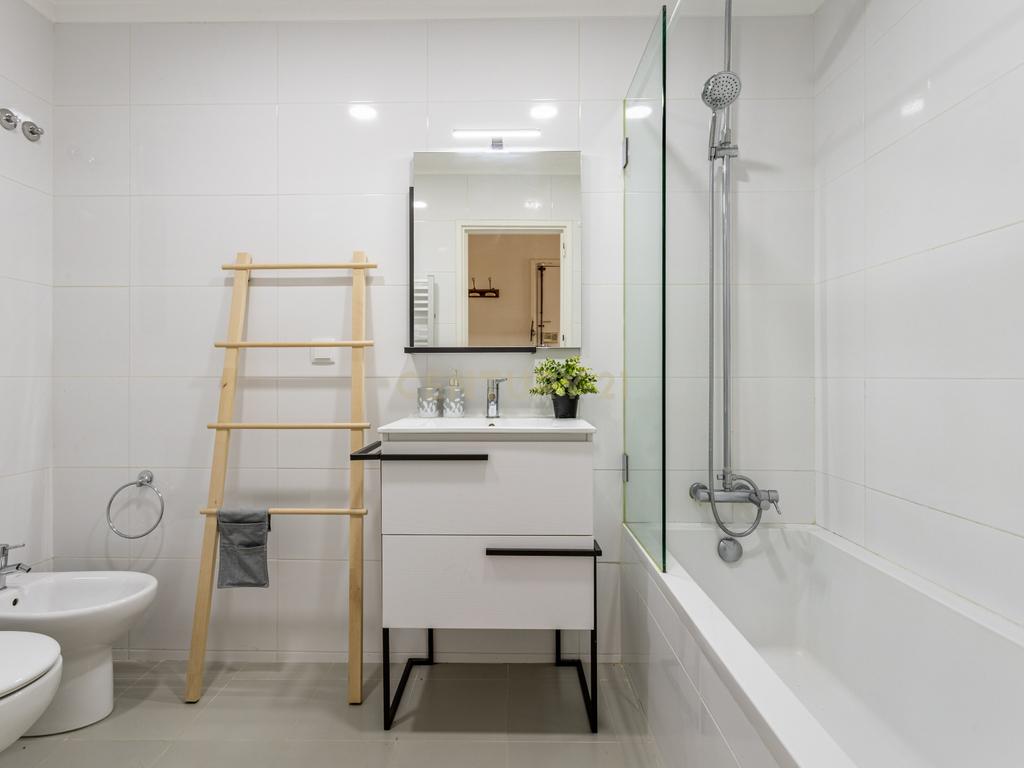 Apartamento T2 renovado, com estacionamento e elevador, em Campo de Ourique, Lisboa - Image 5