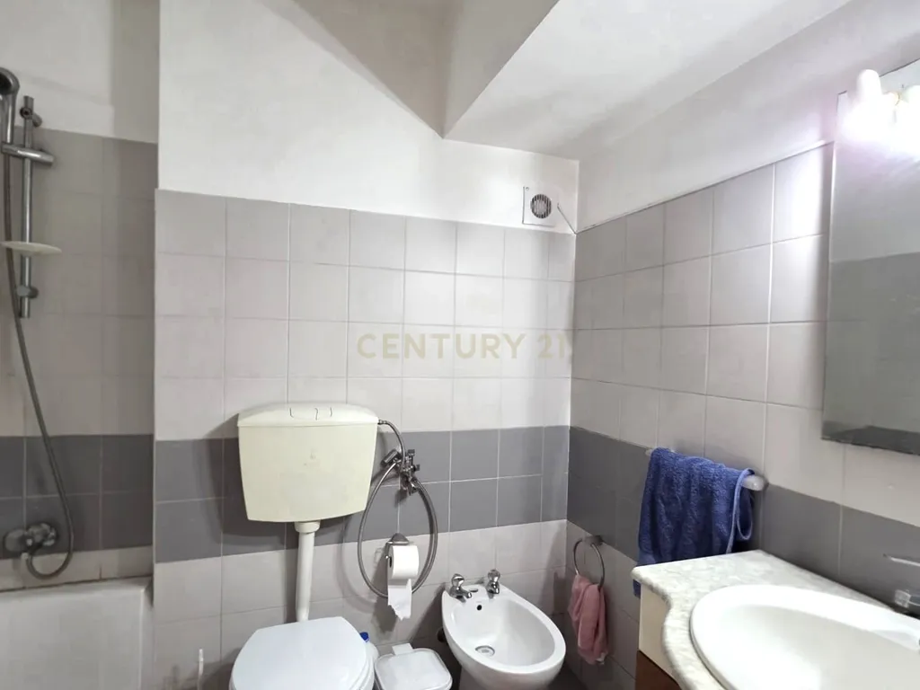 Apartamento T2 no Pragal / Monte Caparica com 2 elevadores e ótimo acesso de entrada ( mobilidade reduzida ) próximo da fertagus no Pragal e Praias - Image 8